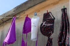Plastična bela tubica 100mL sa metalnim roll on kuglicama i providnim zatvaračem