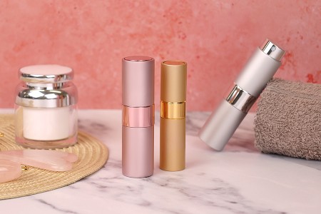 Staklena bočica 8mL sa sprejom za parfem, u aluminijumskoj futroli u zlatnoj boji-grupa_slika