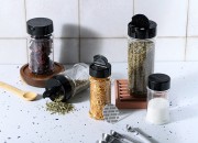 Plastična (PET) providna teglica 80mL, sa crnim poklopcem i unutrašnjom zaptivkom (PE) za začine