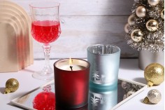 Dekorativni Božićni stakleni svećnjak "Merry Christmas" sa irvasima (bez poklopca) crvene boje