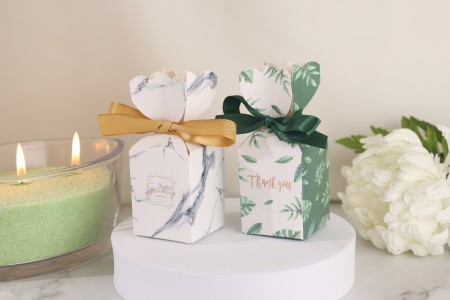 Papirna poklon kutija 50x50x120 mm sa trakom u različitim dezenima - 50 kom-grupa_slika