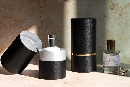 Cilindrična crna kartonska kutijica sa srebrnim detaljem 155x74mm za bočice-grupa_slika