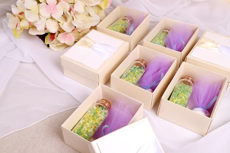 Kartonska bela kutija sa bež i belom satenskom mašnom-grupa_slika