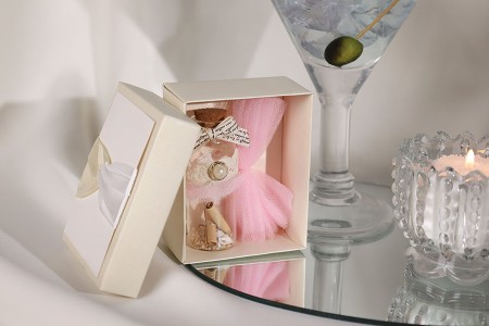 Kartonska bela kutija sa bež i belom satenskom mašnom-grupa_slika