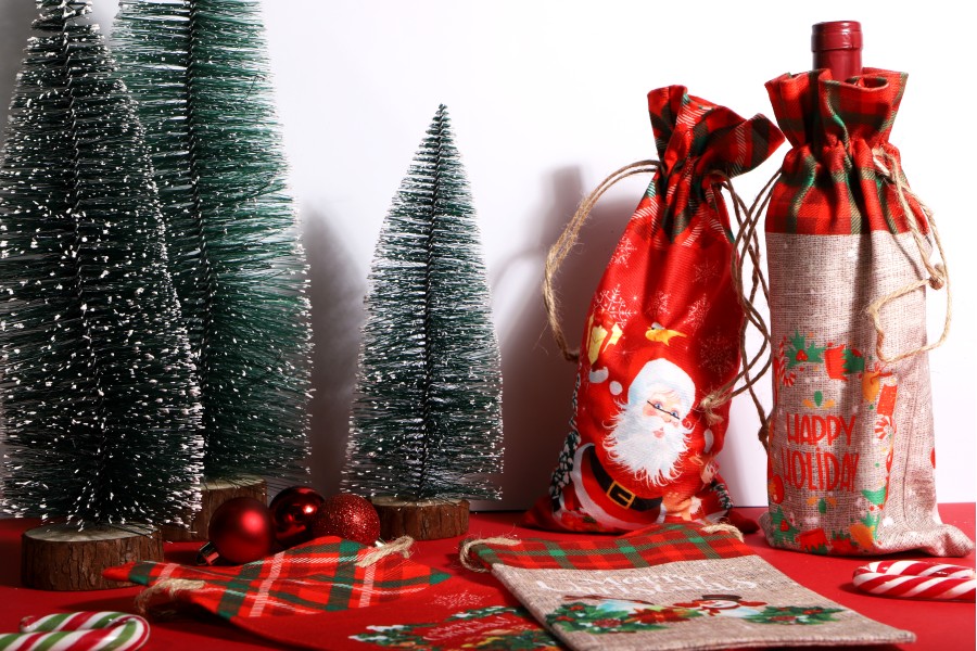 Crvene vrećice 150x310 mm sa Božićnim motivima i sa vezicom - 12 kom-grupa_slika