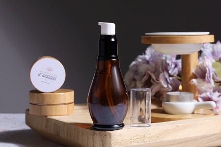 Aluminijumska crno-bela pumpica PP18 za kreme sa providnim akrilnim zatvaračem-grupa_slika