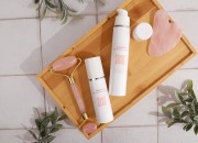 Airless bela plastična bočica 30mL za kreme sa srebrnom linijom i belim zatvaračem