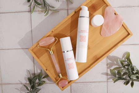 Airless bela plastična bočica 30mL za kreme sa srebrnom linijom i belim zatvaračem-grupa_slika