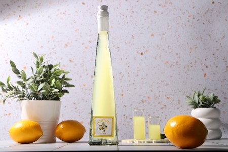 Staklena trouglasta dekorativna flaša 180mL-grupa_slika