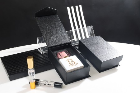 Luksuzna crna kutija 139x89x45mm sa magnetnim zatvaranjem, za bočicu sa šifrom: 16-474-grupa_slika