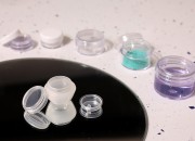 Akrilna prozirno-bela kutijica 10mL za kreme sa zatvaračem i plastičnim međupoklopcem - 12 kom Akrilna prozirno-bela kutijica 10mL za kreme sa zatvaračem i plastičnim međupoklopcem - 12 kom