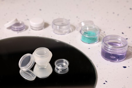 Akrilna prozirno-bela kutijica 5mL za kreme sa zatvaračem i plastičnim međupoklopcem - 12 kom-grupa_slika
