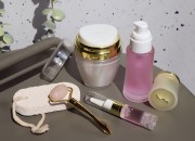 Staklena bočica od peskiranog stakla 50mL, za kreme sa pumpicom i zlatnim zatvaračem Staklena bočica od peskiranog stakla 50mL, za kreme sa pumpicom i zlatnim zatvaračem