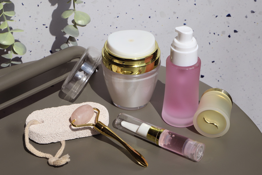 Staklena bočica od peskiranog stakla 50mL, za kreme sa pumpicom i zlatnim zatvaračem Staklena bočica od peskiranog stakla 50mL, za kreme sa pumpicom i zlatnim zatvaračem