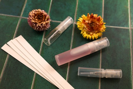 Staklena bočica za parfeme 3mL sa sprejom i plastičnim zatvaračem - 6 kom-grupa_slika