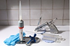 Stakleni špric 10ml sa metalnim vrhom i metalnom iglom