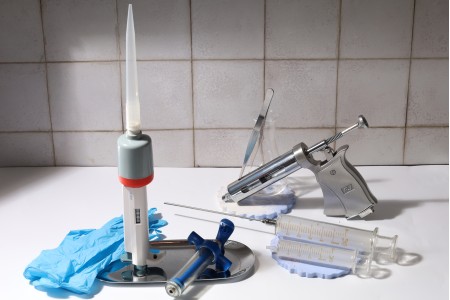 Stakleni špric 10mL sa metalnom iglom-grupa_slika