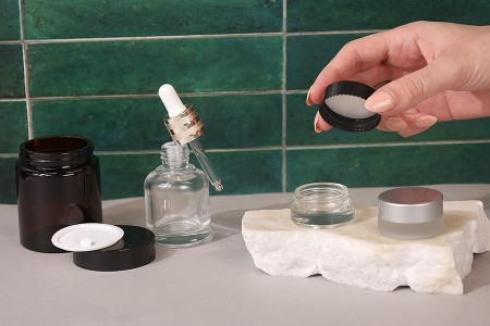 Staklena karamel tegla 100mL sa plastičnim crnim zatvaračem sa zaptivkom i međupoklopcem-grupa_slika