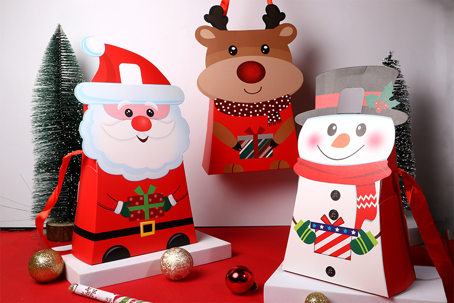 Božićna kartonska poklon kesica 150x80x215 mm sa trakom za ručku - 12 kom-grupa_slika