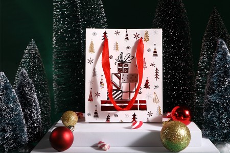 Ukrasna papirna kesa 140x70x170 mm sa novogodišnjim motivima- 12 kom-grupa_slika