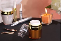 Plastična airless bočica 30mL sa poklopcem u zlatnoj boji