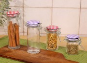 Staklena okrugla teglica 60mL sa hermetičkim zatvaranjem (žicom i gumicom na poklopcu) Staklena okrugla teglica 60mL sa hermetičkim zatvaranjem (žicom i gumicom na poklopcu)