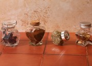 Staklena višeugaona teglica 100mL, sa hermetičkim zatvaranjem (žicom i gumicom na poklopcu)
