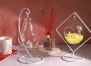 Ukrasno staklo u obliku lampe, privezak   na  belom metalnom postolju