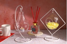 Ukrasno staklo u obliku lampe, privezak   na  belom metalnom postolju