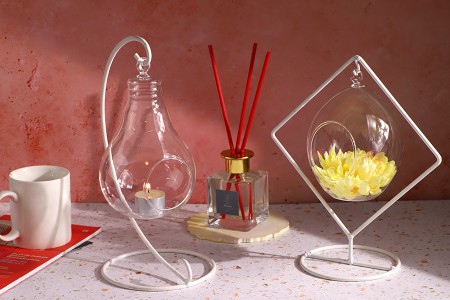 Dekorativni svećnjak, ukrasno staklo u obliku sijalice sa belim metalnim postoljem-grupa_slika