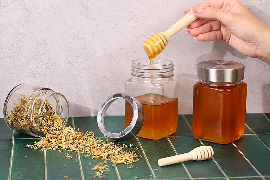 Staklena kockasta teglica 270mL sa srebrnim zatvaračem-grupa_slika