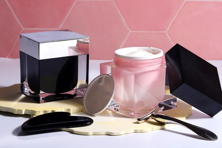 Akrilna kutijica za kremu 100mL, sa međupoklopcem i zatvaračem, u dve boje-grupa_slika