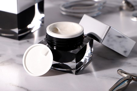 Akrilna kutijica za kremu 15mL, sa međupoklopcem i srebrnim zatvaračem-3