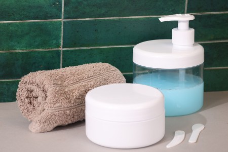 Plastični beli zatvarač za plastične kutije sa pumpicom za kreme-grupa_slika