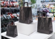 Papirna poklon kesa 180x110x200 mm u crnoj boji sa ručkom - 12 kom Papirna poklon kesa 180x110x200 mm u crnoj boji sa ručkom - 12 kom