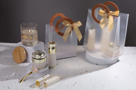 Plastična poluprovidna poklon torbica 160x80x185 mm sa mašnom i kožnim ručkama - 12 kom-grupa_slika