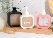 Plastična bočica 500mL sa pumpicom za kozmetiku ili proizvode za čišćenje, različitih boja Plastična bočica 500mL sa pumpicom za kozmetiku ili proizvode za čišćenje, različitih boja