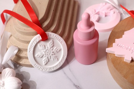 Gipsani viseći osveživač prostora u raznim Božićnim dizajnima 62x10 mm sa trakom (sa mirisom)-grupa_slika