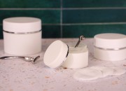 Plastična bela MAT kutijica 100mL, sa zatvaračem sa zaptivkom i širokom srebrnom linijom - 6 kom Plastična bela MAT kutijica 100mL, sa zatvaračem sa zaptivkom i širokom srebrnom linijom - 6 kom