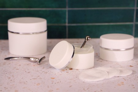 Plastična bela MAT kutijica 50mL, sa zatvaračem sa zaptivkom i širokom srebrnom linijom - 12 kom-grupa_slika