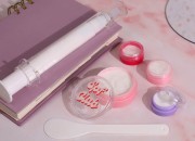 Akrilna roze kutijica 30mL, sa providnim zatvaračem - 12 kom Akrilna roze kutijica 30mL, sa providnim zatvaračem - 12 kom