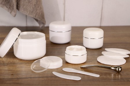 Plastična bela kutijica sa srebrnom linijom 30mL sa duplim dnom, međupoklopcem i zatvaračem - 12 kom-grupa_slika