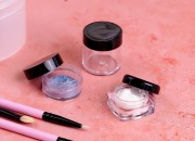 Akrilna četvrtasta kutijica 5mL za kreme sa crnim zatvaračem - 12 kom Akrilna četvrtasta kutijica 5mL za kreme sa crnim zatvaračem - 12 kom