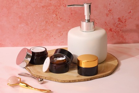 Staklena teglica 15mL u karamel boji, sa plastičnim međupoklopcem i unutrašnjom zaptivkom na zatvaraču-grupa_slika