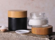 Staklena teglica 30 mL sa zatvaračem od bambusa i plastičnim međupoklopcem, u providnoj ili crnoj boji