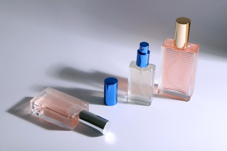 Staklena četvrtasta bočica sa reljefom 90mL za parfem, 18/415-grupa_slika