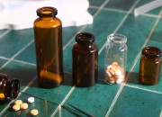 Staklena bočica 5mL karamel boje, za proizvode u farmaciji i homeopatiji, bez zatvarača - 12 kom