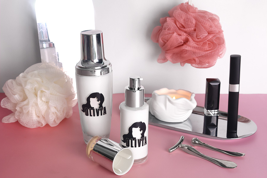 Staklena bočica 100mL za kreme, sa srebrnom pumpicom i zatvaračem Staklena bočica 100mL za kreme, sa srebrnom pumpicom i zatvaračem