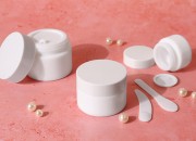 Staklena bela teglica za kreme 15mL, sa zaptivkom u belom plastičnom zatvaraču i međupoklopcem-grupa_slika