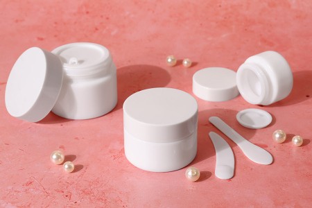 Staklena bela teglica za kreme 30mL sa belim plastičnim zatvaračem sa zaptivkom i međupoklopcem-grupa_slika